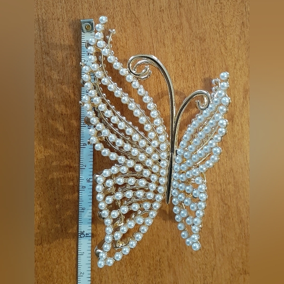 Pearl studded butterfly hair clip in gold tone. - Picture 6 of 6